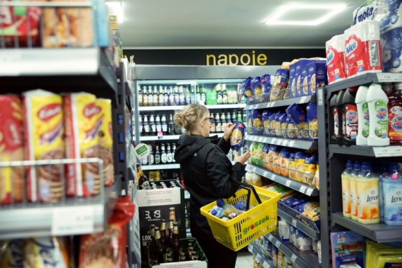 IT i technologie, BIZNES - Opłata od „małpek” przyczyniła się do wzrostu cen detalicznych wódek o pojemnościach 100 i 200 mililitrów w handlu tradycyjnym., Droższe „małpki” w małych sklepach nadal lądują w co trzynastym koszyku IT i technologie, BIZNES - Opłata od „małpek” przyczyniła się do wzrostu cen detalicznych wódek o pojemnościach 100 i 200 mililitrów w handlu tradycyjnym.