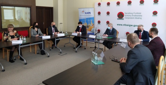 Energetyka, BIZNES - Mieszkańcy Elbląga zyskają ekologiczną energię cieplną i elektryczną pochodzącą z nowoczesnego źródła. W dn. 17.02.2021 w siedzibie Narodowego Funduszu Ochrony Środowiska i Gospodarki Wodnej EPEC podpisał z KAPE kompleksową umowę na przygotowanie dokumentacji budowy systemu., EPEC inwestuje w wysokosprawną kogenerację – proekologiczny program inwestycyjny Energetyka, BIZNES - Mieszkańcy Elbląga zyskają ekologiczną energię cieplną i elektryczną pochodzącą z nowoczesnego źródła. W dn. 17.02.2021 w siedzibie Narodowego Funduszu Ochrony Środowiska i Gospodarki Wodnej EPEC podpisał z KAPE kompleksową umowę na przygotowanie dokumentacji budowy systemu.